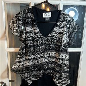 H34.    Black & White Patterned V-Neck Flutter Sleeve Top